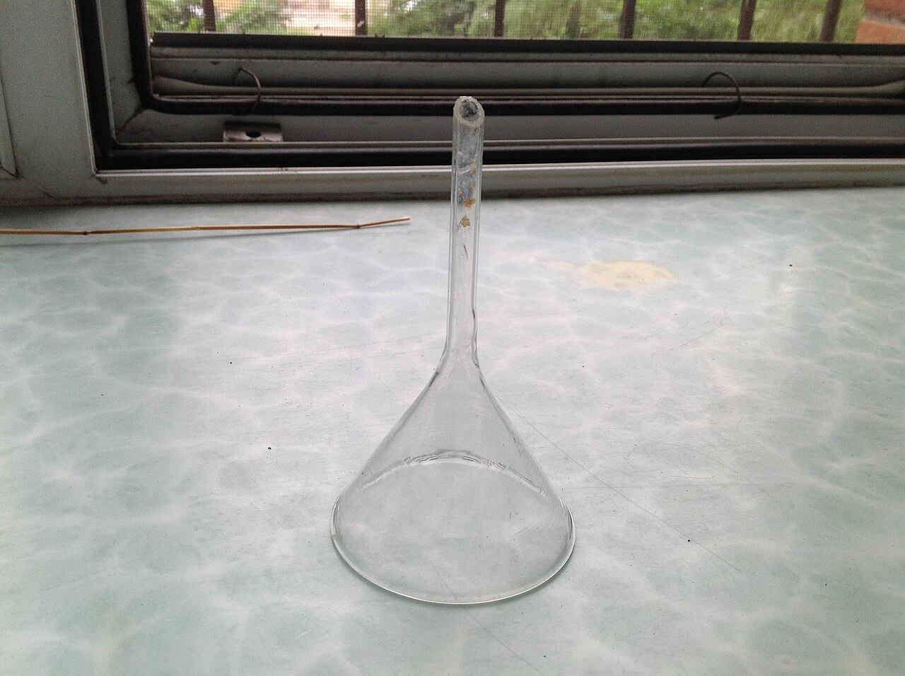 File:A Funnel for chemistry experiments.jpg